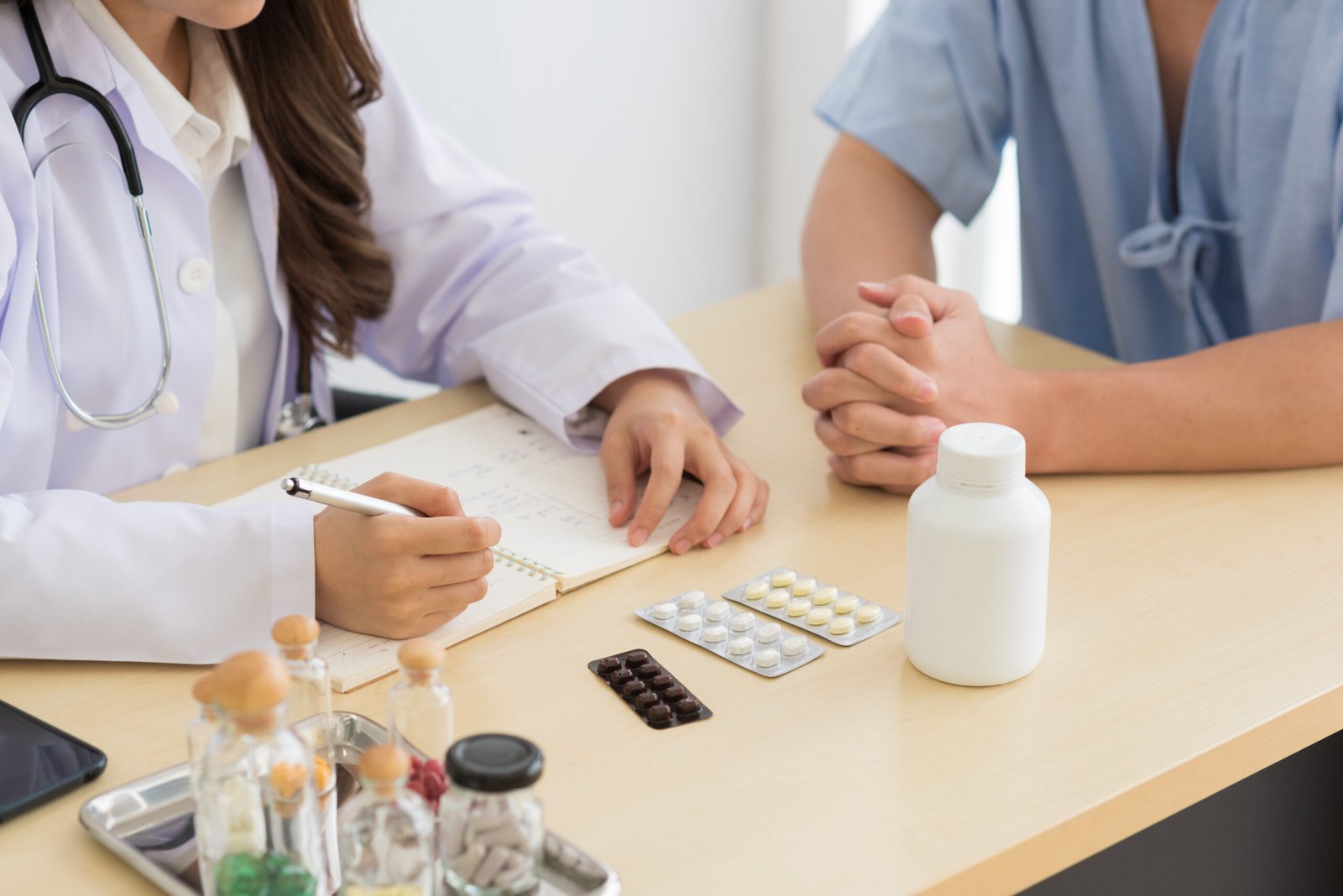 Doctora explicando los síntomas que tiene su paciente